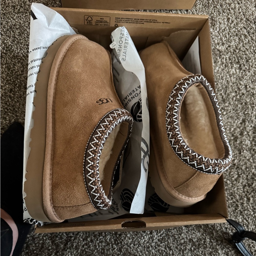 Brand NEW UGG slippers!!   Tags still on them original box!